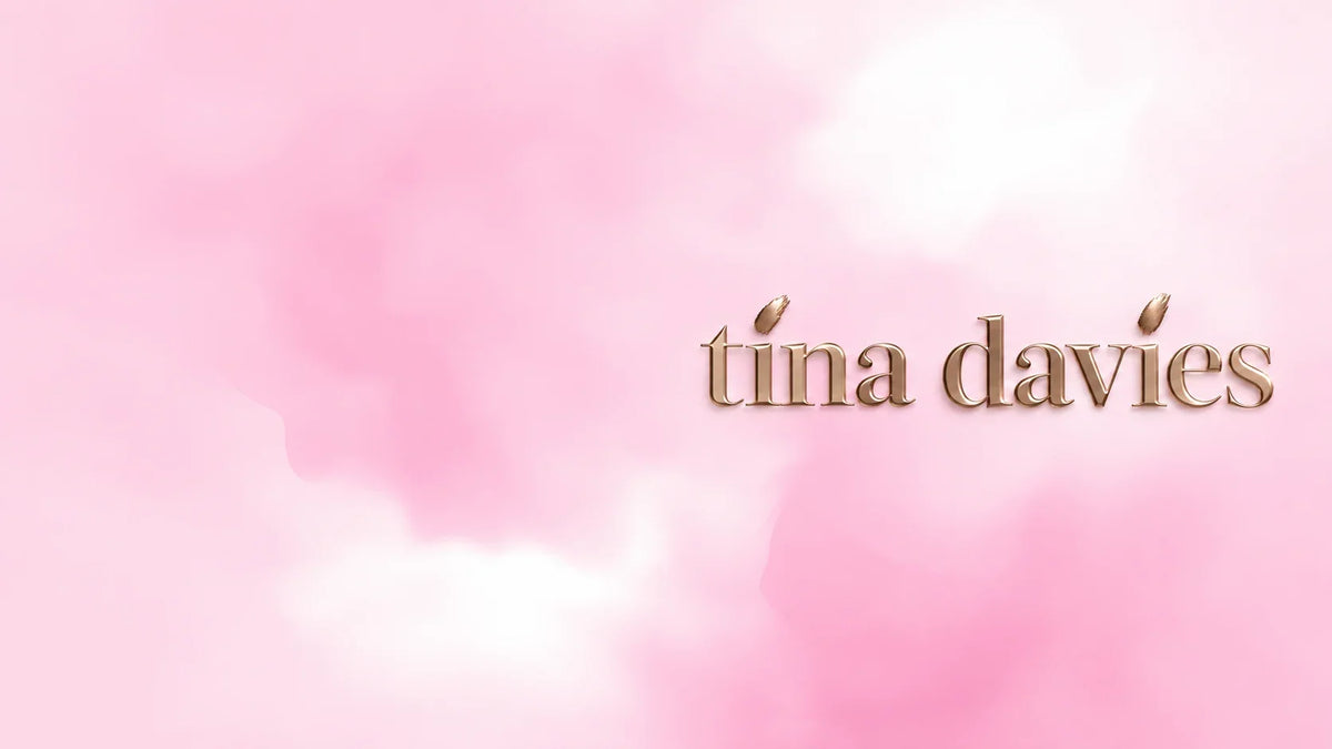 Emblema de Tina Davies sobre fondo rosa.